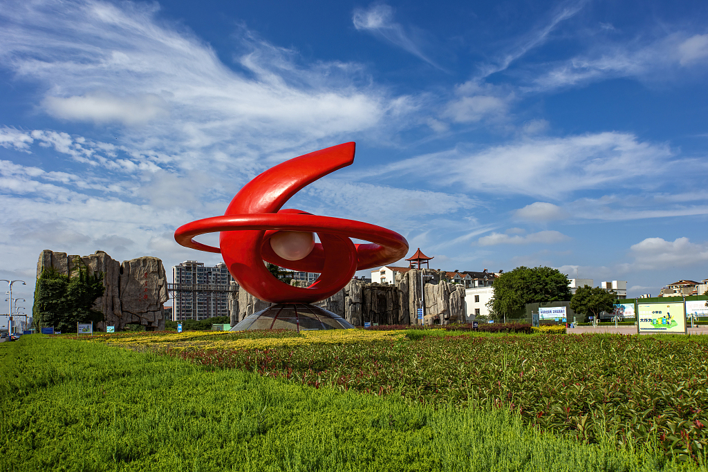 1689662479706148.jpg 中國(guó)紅雕塑.jpg